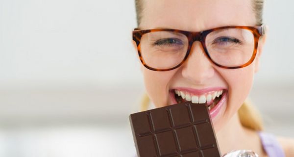 Frauen essen häufiger Schokolade als Männer. Sie könnten von einem positiven Effekt auf das Gehirn also mehr profitieren.