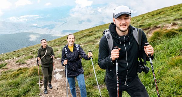 Drei Freunde, zusammen beim Nordic Walking.