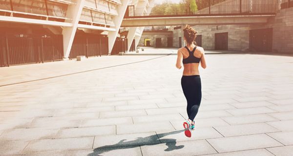 Gegen Hitzschlag oder Sonnenstich beim Sport helfen einfache Maßnahmen.