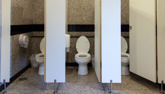 Theoretisch ist es möglich, sich über Toiletten mit dem Coronavirus anzustecken.