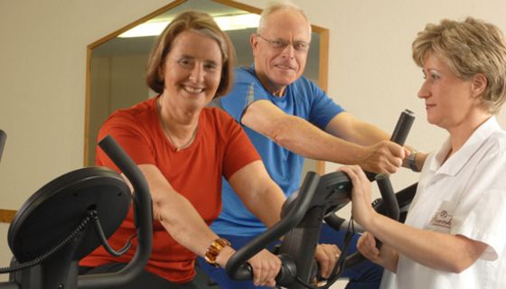 Frau trainiert im Fitnesstudio.