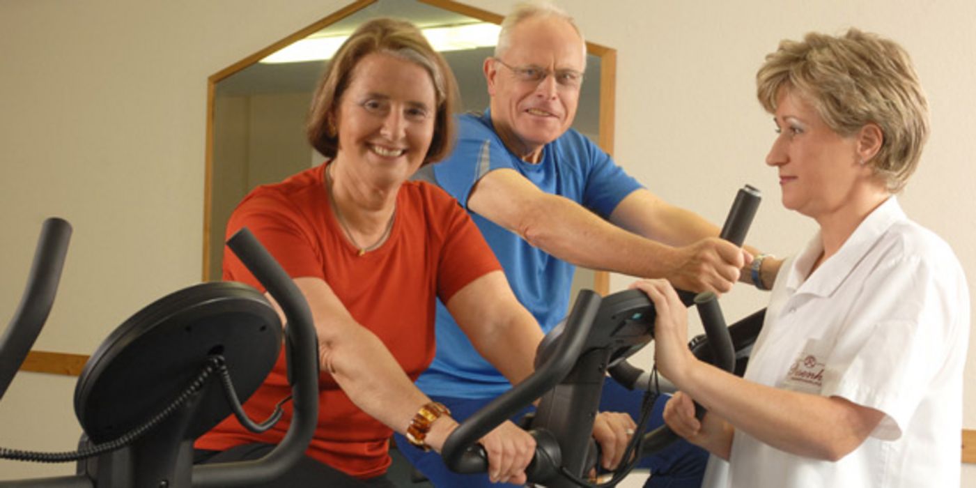 Frau trainiert im Fitnesstudio.