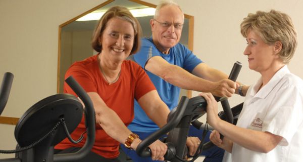 Frau trainiert im Fitnesstudio.