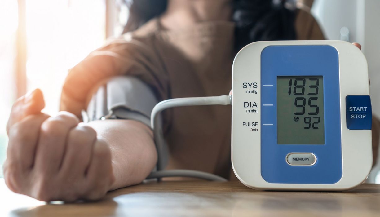 Blutdruckmessgerät mit digitaler Anzeige.