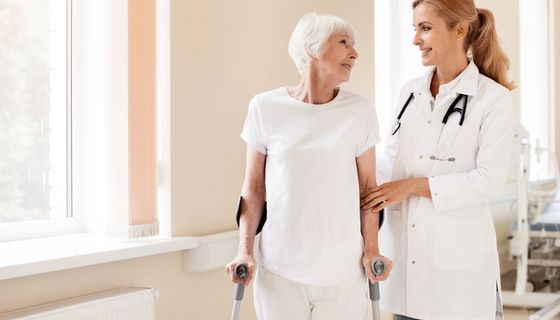 Für Patienten, die nach dem Krankenhausaufenthalt ambulant weiterbehandelt werden, greift ab 1. Oktober 2017 das neue Entlassmanagement.