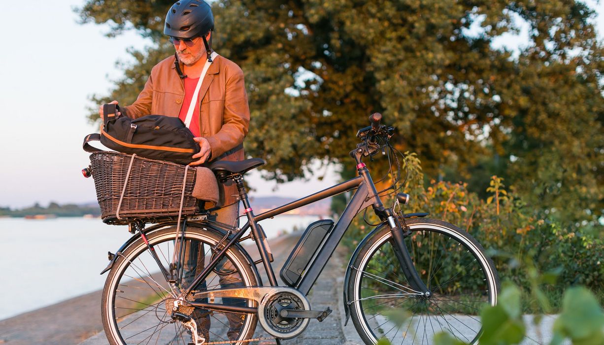 Älterer Mann mit einem E-Bike.