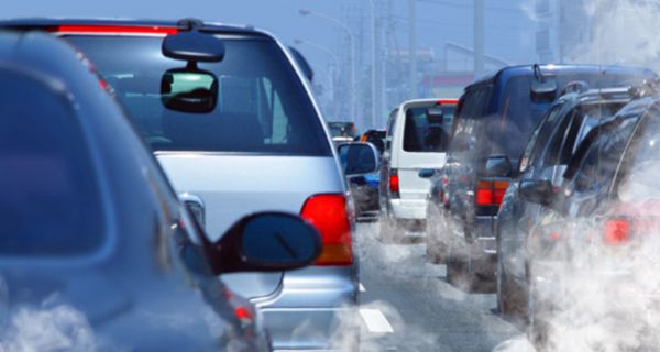 Autoabgase tragen zu Klimaerwärmung bei.