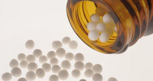 Globuli, kleine Zuckerkügelchen, sind eine der gängigsten Formen von Homöopathika.