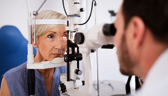 Augenarzt untersucht Frau