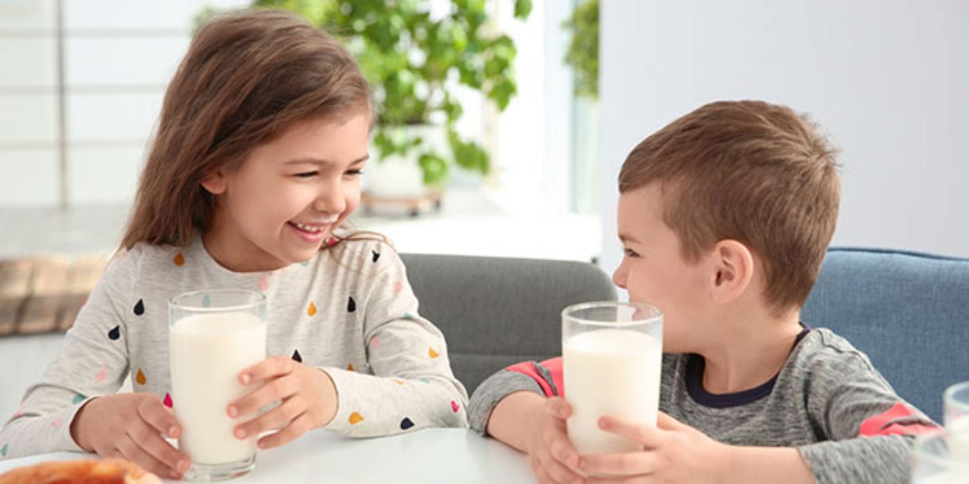 Kindern liefert Milch viele wichtige Nährstoffe.