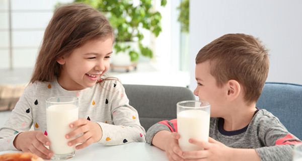 Kindern liefert Milch viele wichtige Nährstoffe.