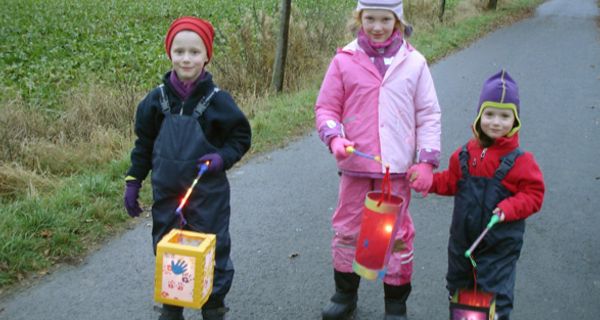 Kinder mit Laternen