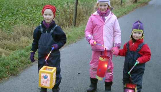 Kinder mit Laternen