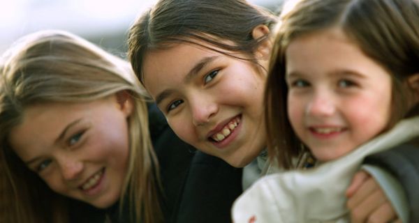 Drei gutgelaunte Kinder