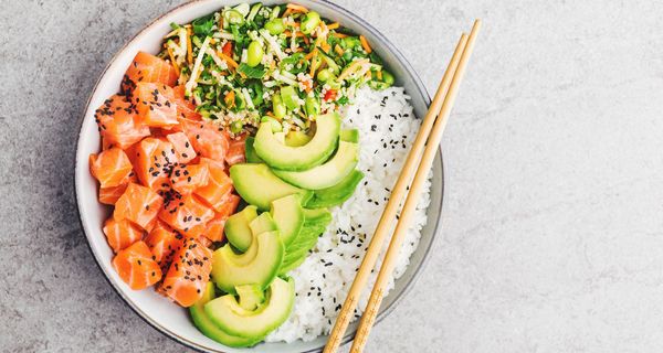 Foto von Bowl mit Lachs, Avocado, Gemüse und Reis.