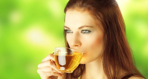 Frau trinkt Grünen Tee.