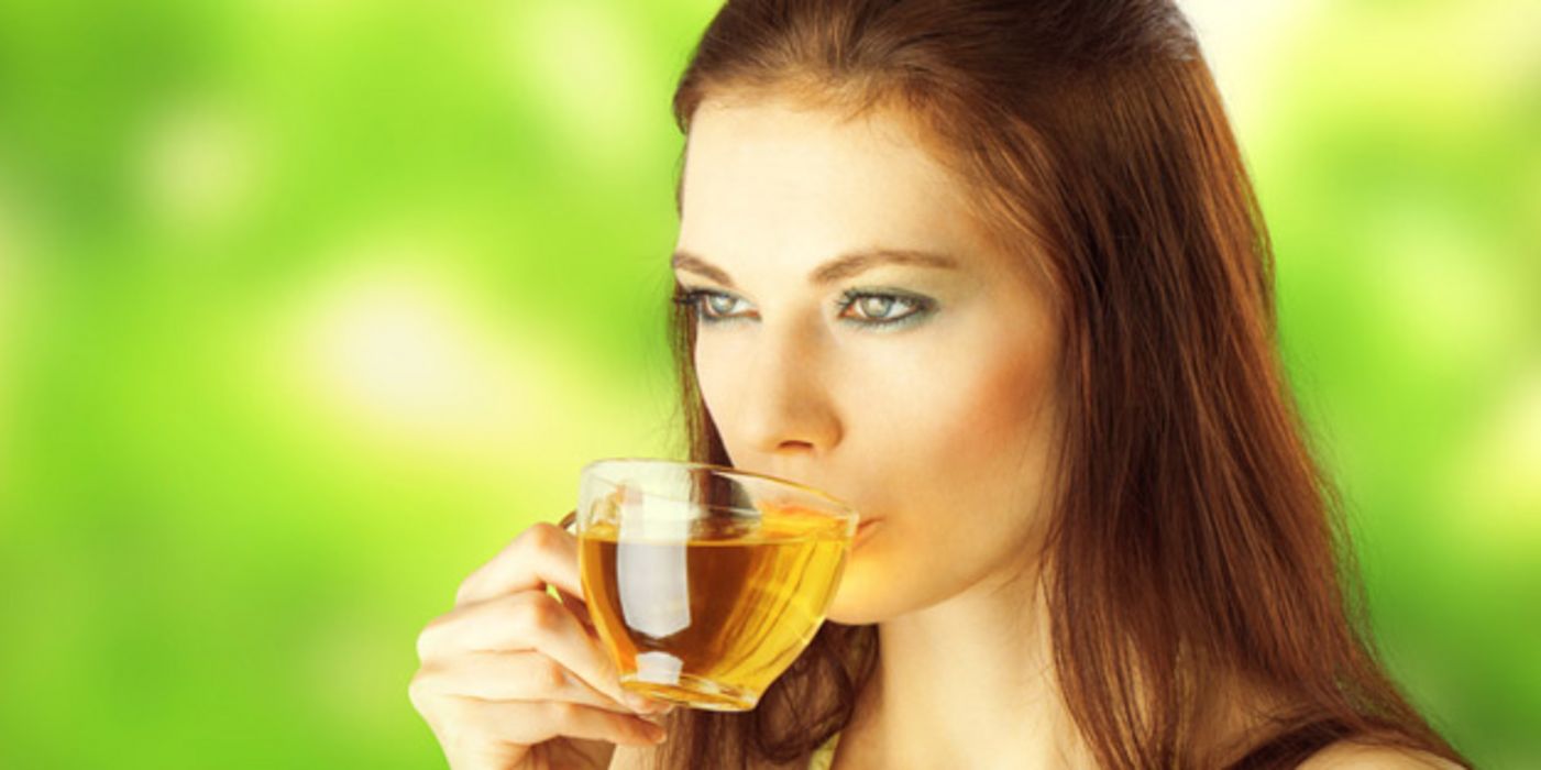 Frau trinkt Grünen Tee.