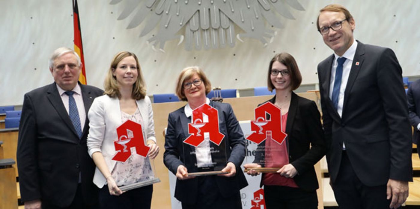 Drei Apothekerinnen erhalten den Zukunftspreis öffentliche Apotheke.