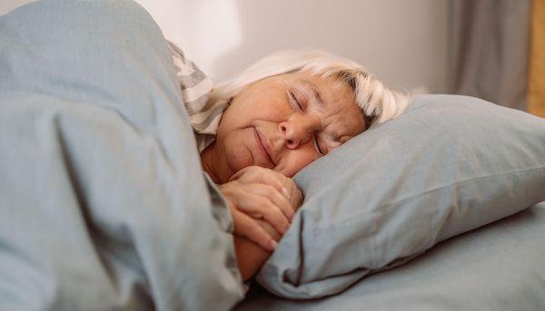 Einschlafen passiert schlagartig. Studie entdeckt klaren Kipp-Punkt im Gehirn