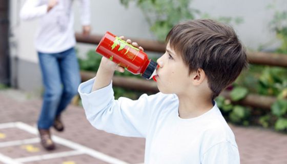 Trinkender Junge