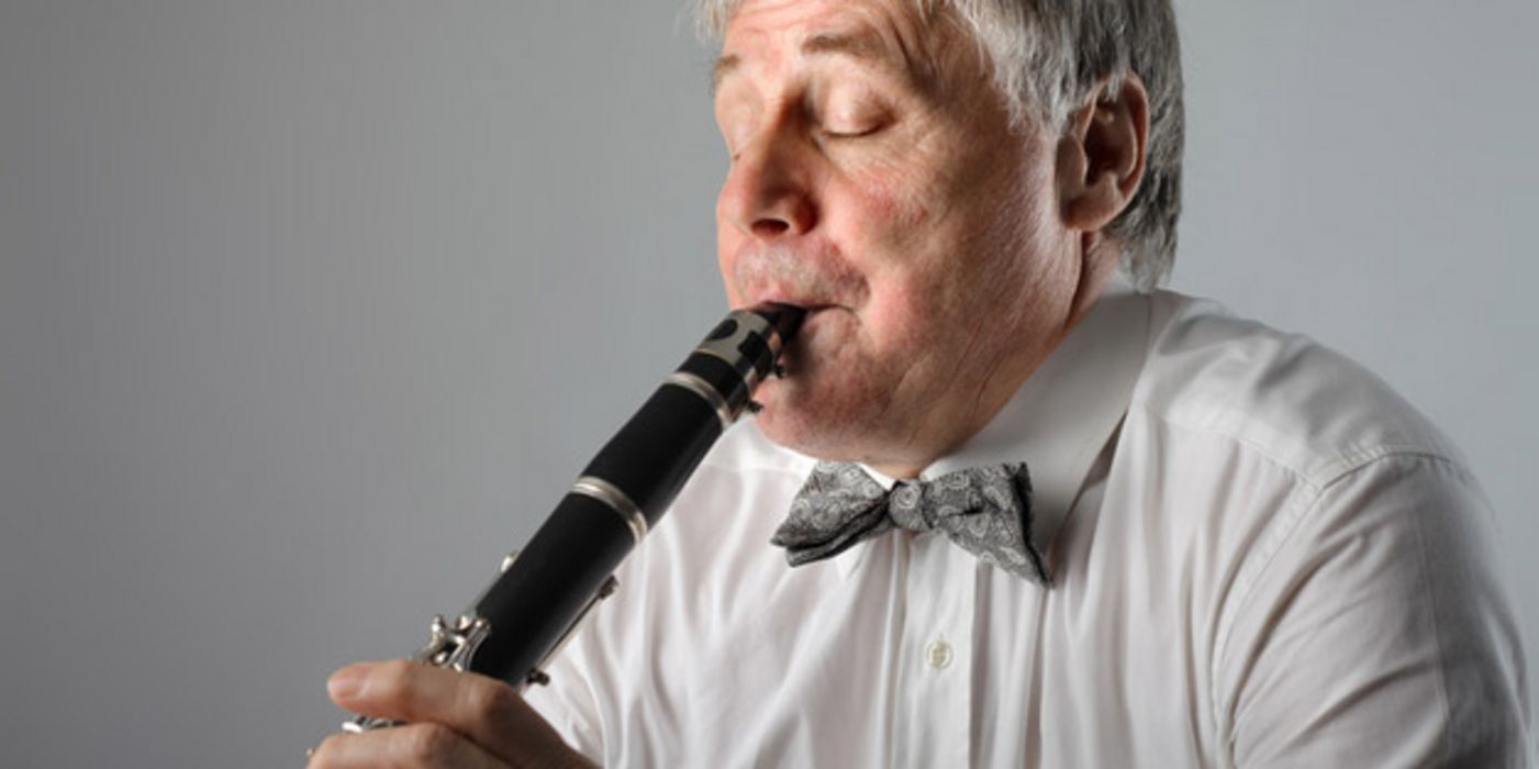 Mann spielt Klarinette