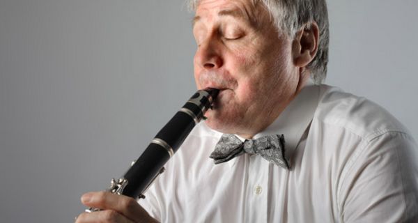 Mann spielt Klarinette