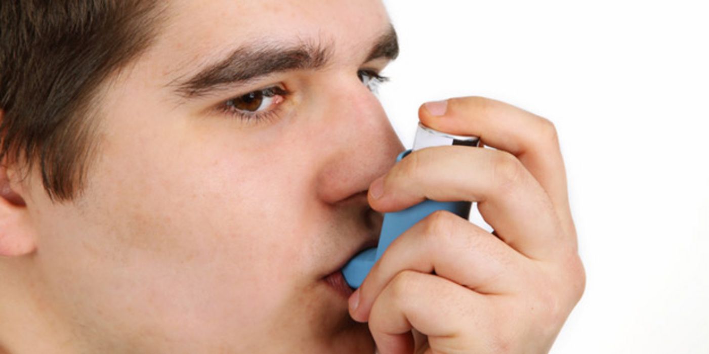 Junger Asthmatiker mit Dosieraerosol