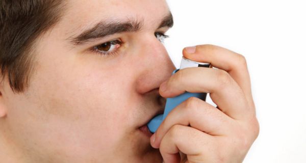 Junger Asthmatiker mit Dosieraerosol