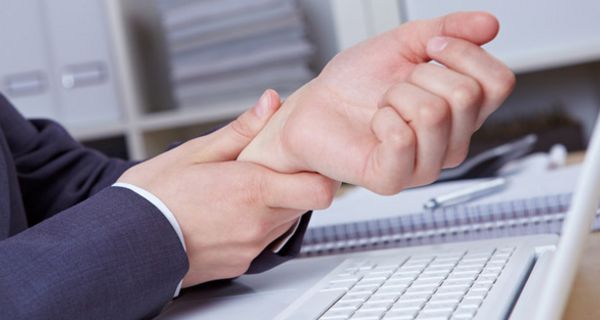 Bildausschnitt eine Männerhand umfasst schmerzendes anderes Handgelenk