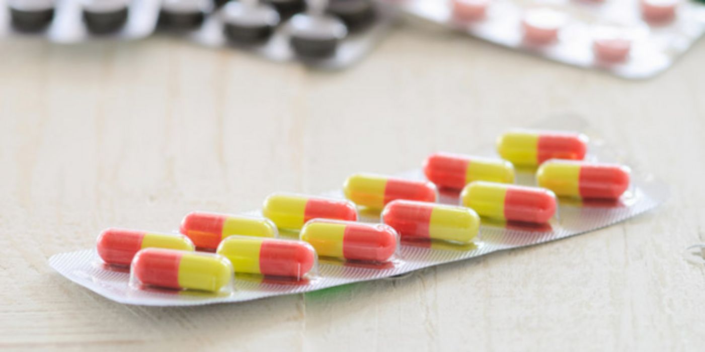 Bunte Tabletten und Kapseln in Blisterverpackungen
