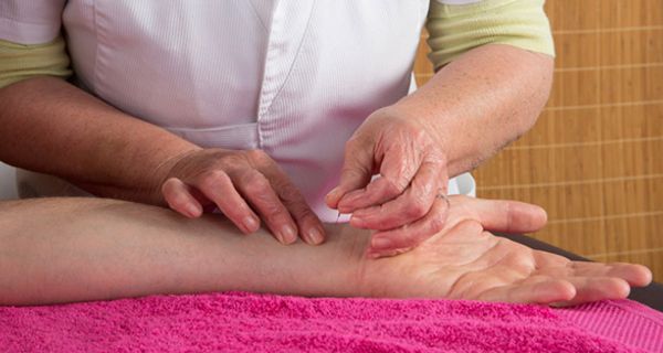 Akupunktur kann helfen, den Blutdruck zu senken.