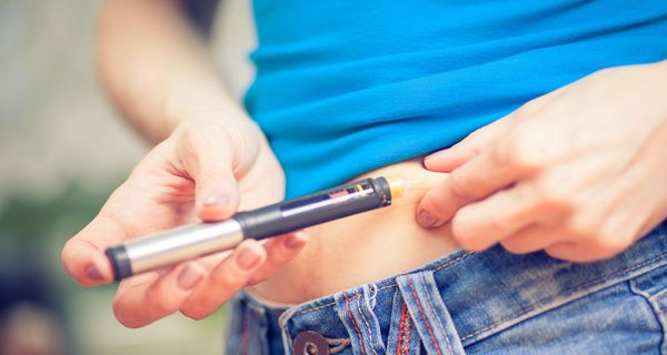 Frau spritzt sich Insulin.