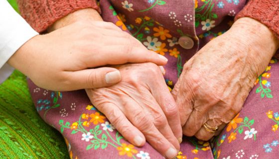 Frauenhände - bei Rheumatoider Arthritis sind besonders die Gelenke betroffen.