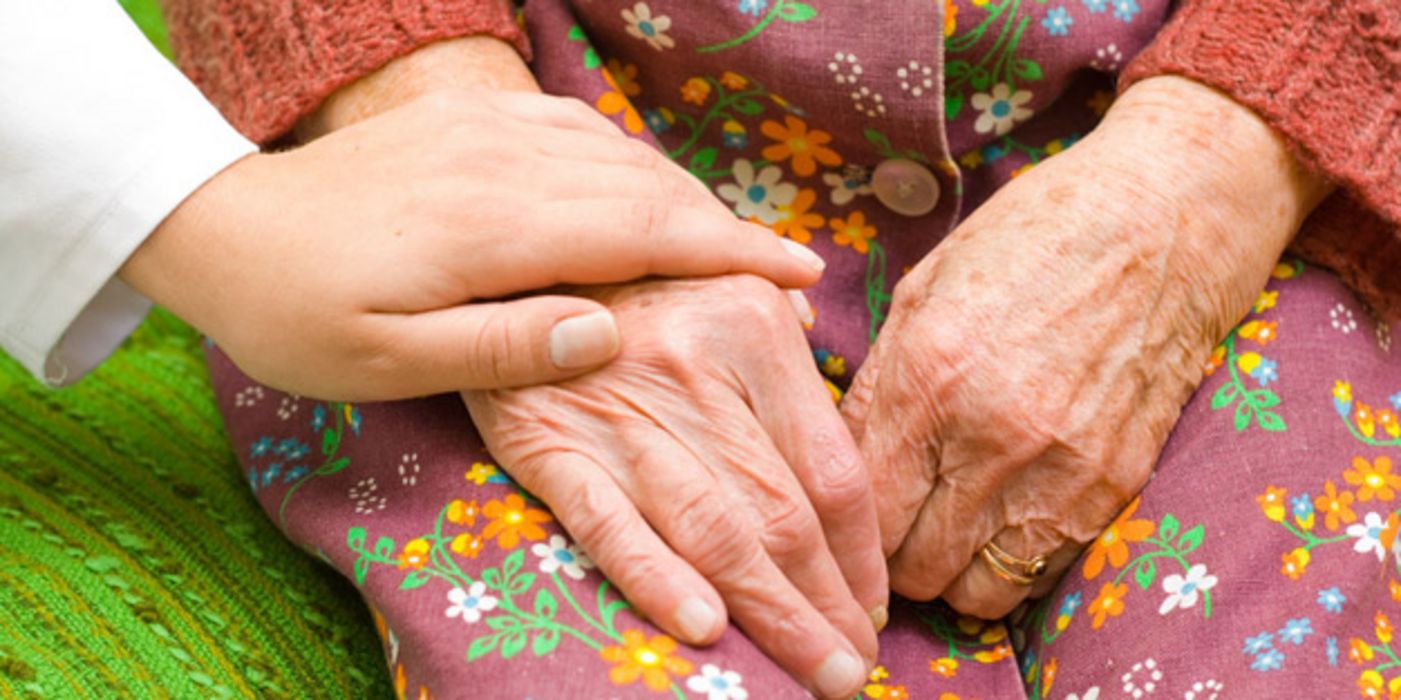 Frauenhände - bei Rheumatoider Arthritis sind besonders die Gelenke betroffen.