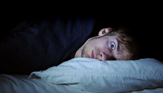 Verängstigter Mann im Bett