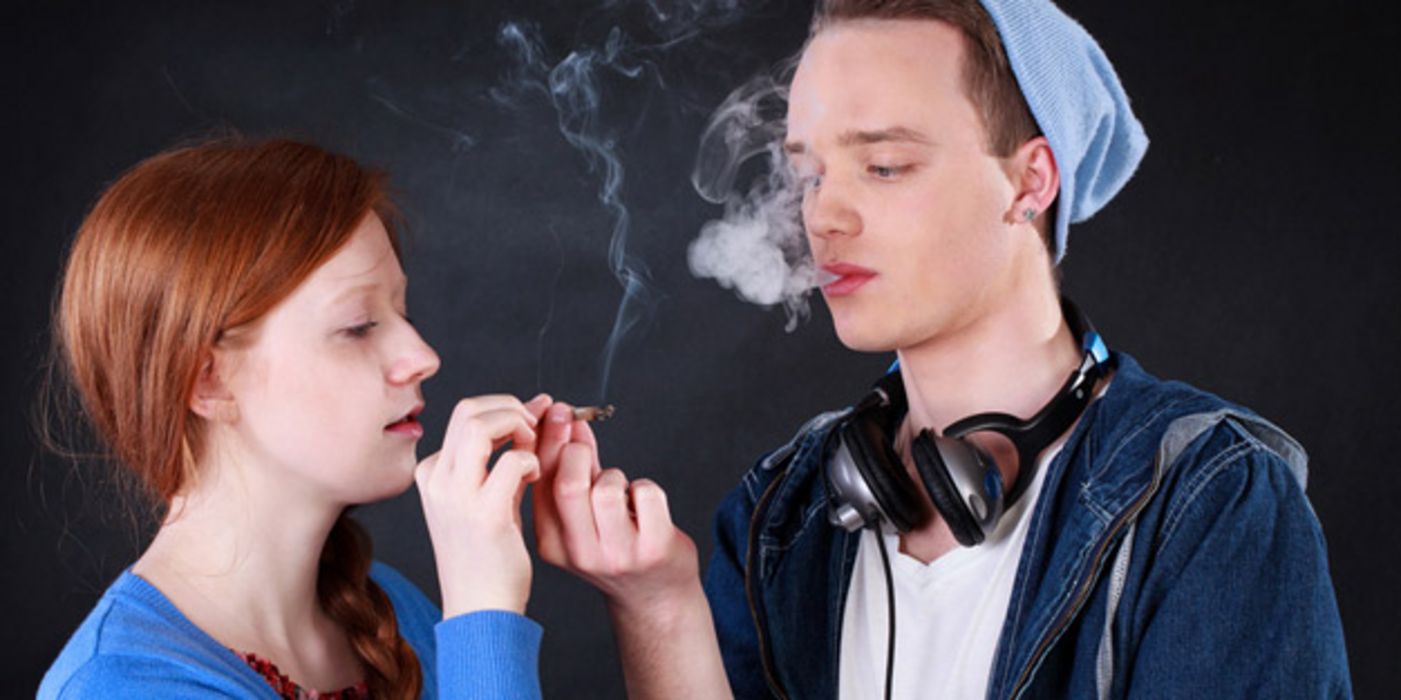 Weiblicher und männlicher Teenager rauchen Cannabis