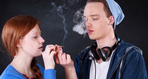 Weiblicher und männlicher Teenager rauchen Cannabis