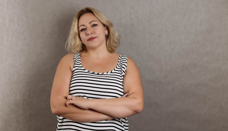 Frau in gestreiftem Trägershirt