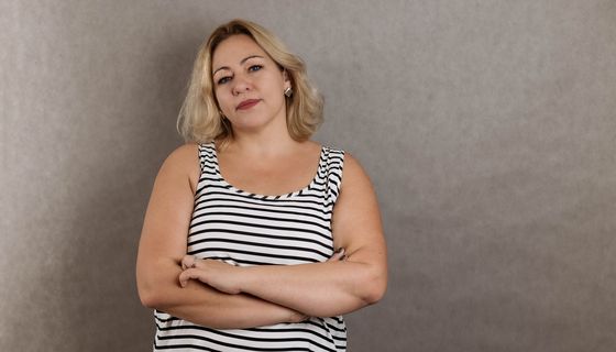 Frau in gestreiftem Trägershirt