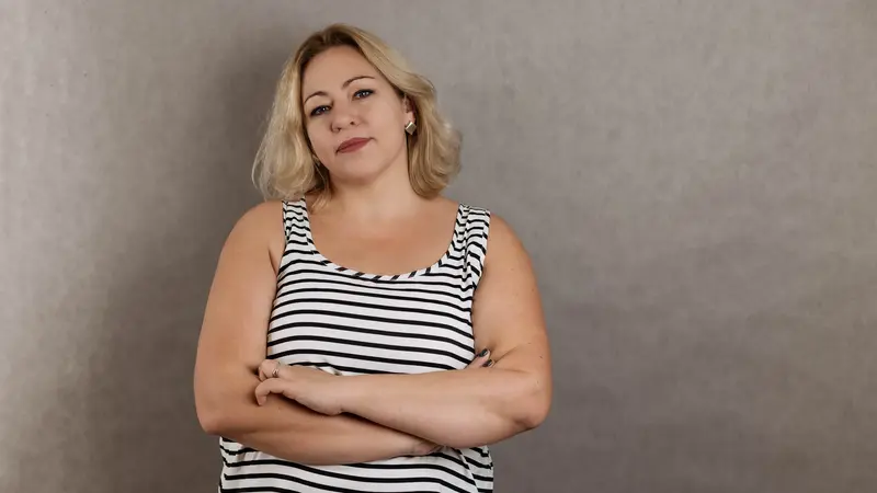Frau in gestreiftem Trägershirt