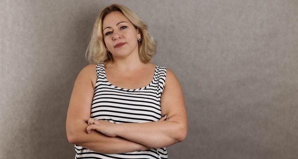 Frau in gestreiftem Trägershirt