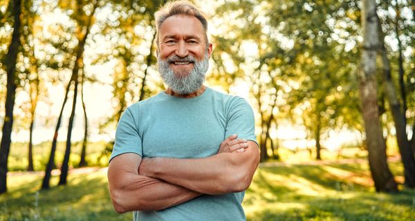 Gesunder sportlicher Mann im Wald