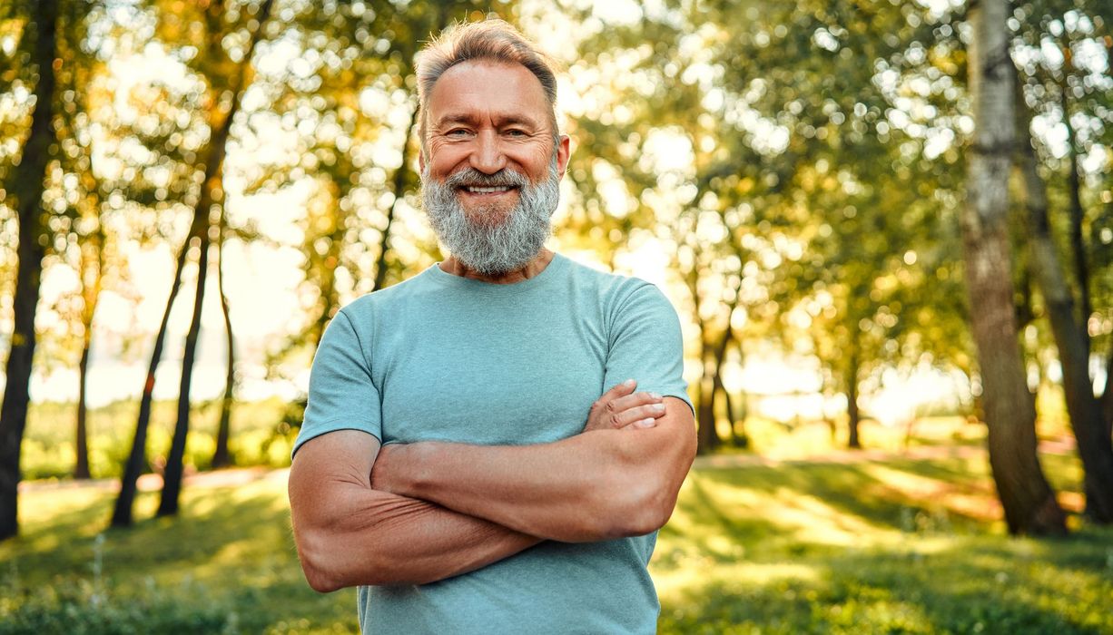 Gesunder sportlicher Mann im Wald