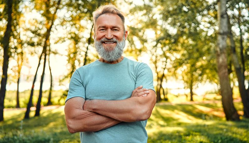 Gesunder sportlicher Mann im Wald