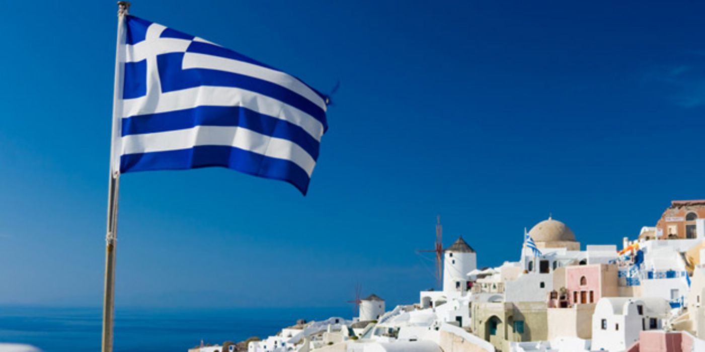 Griechische Flagge mit Santorin im Hintergrund