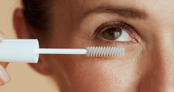 Frau, nutzt Wimpernserum.