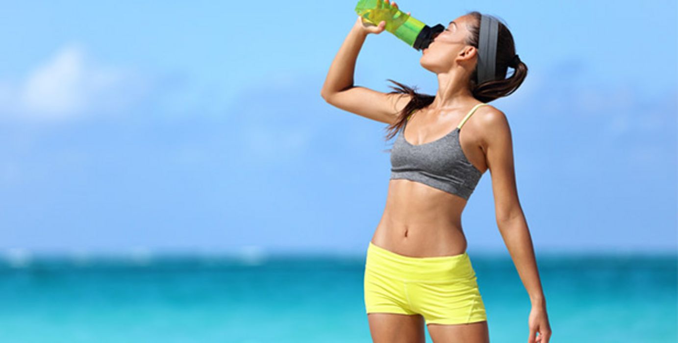 Im Sommer braucht der Körper besonders viel Flüssigkeit - vor allem beim Sport.
