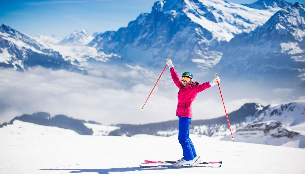 Junge Frau, in den Bergen auf Skiern.