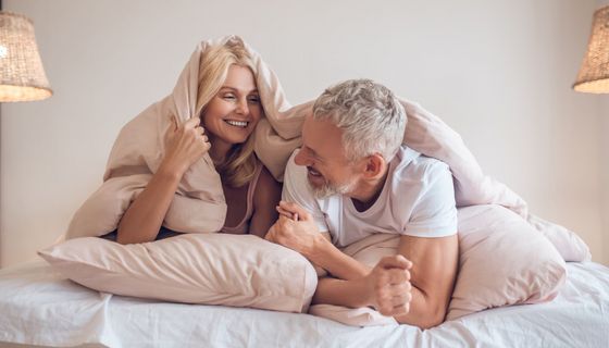 Älteres Paar im Bett