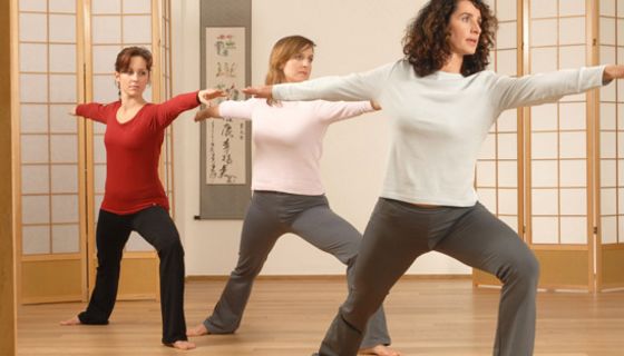 Drei Frauen beim Yoga